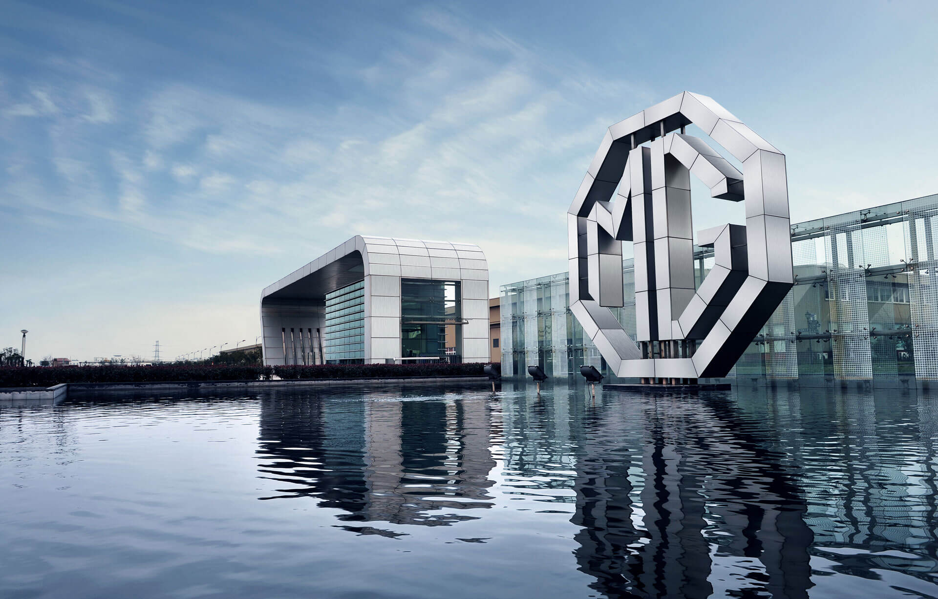 Sucursal MG, destaca por el logo gigante en laguna.